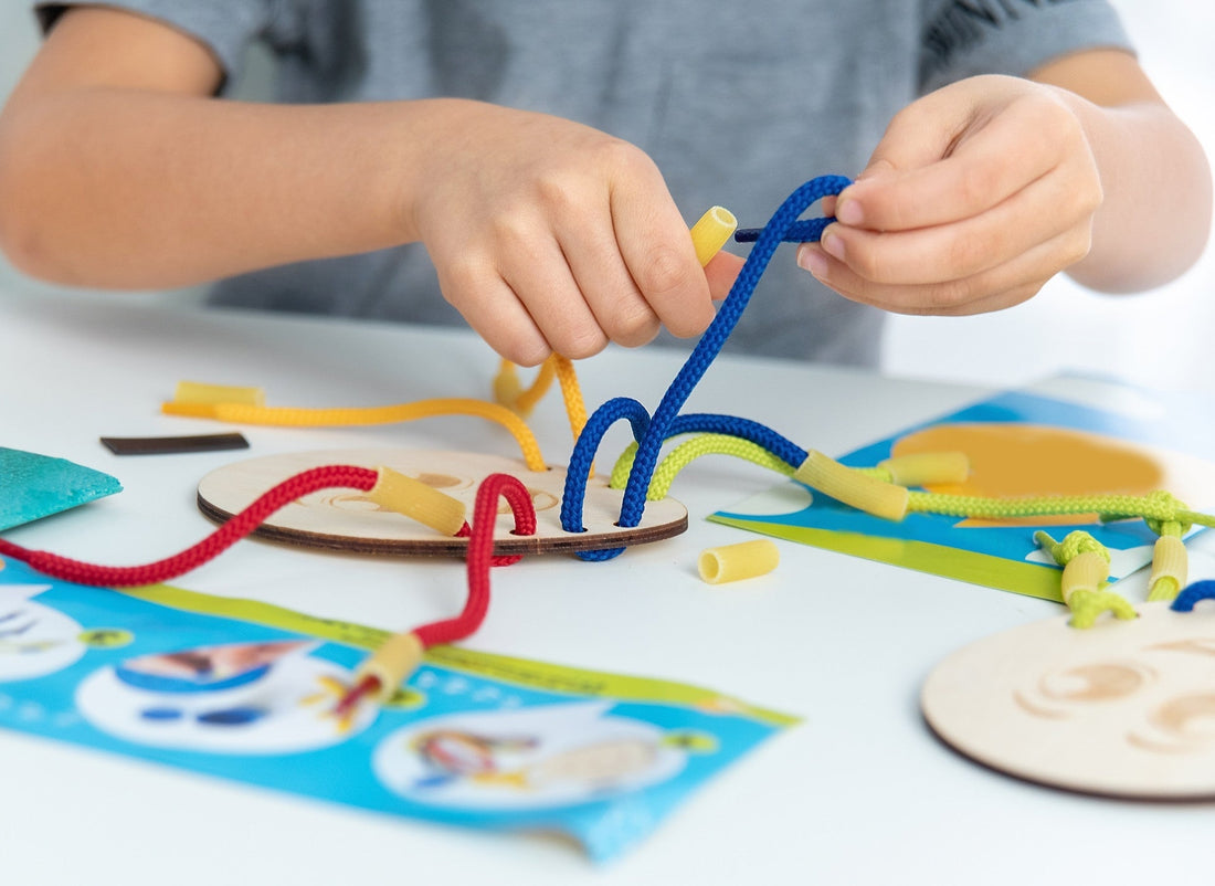 Cómo enseñar a un niño a atarse los cordones del zapato siguiendo el método Montessori