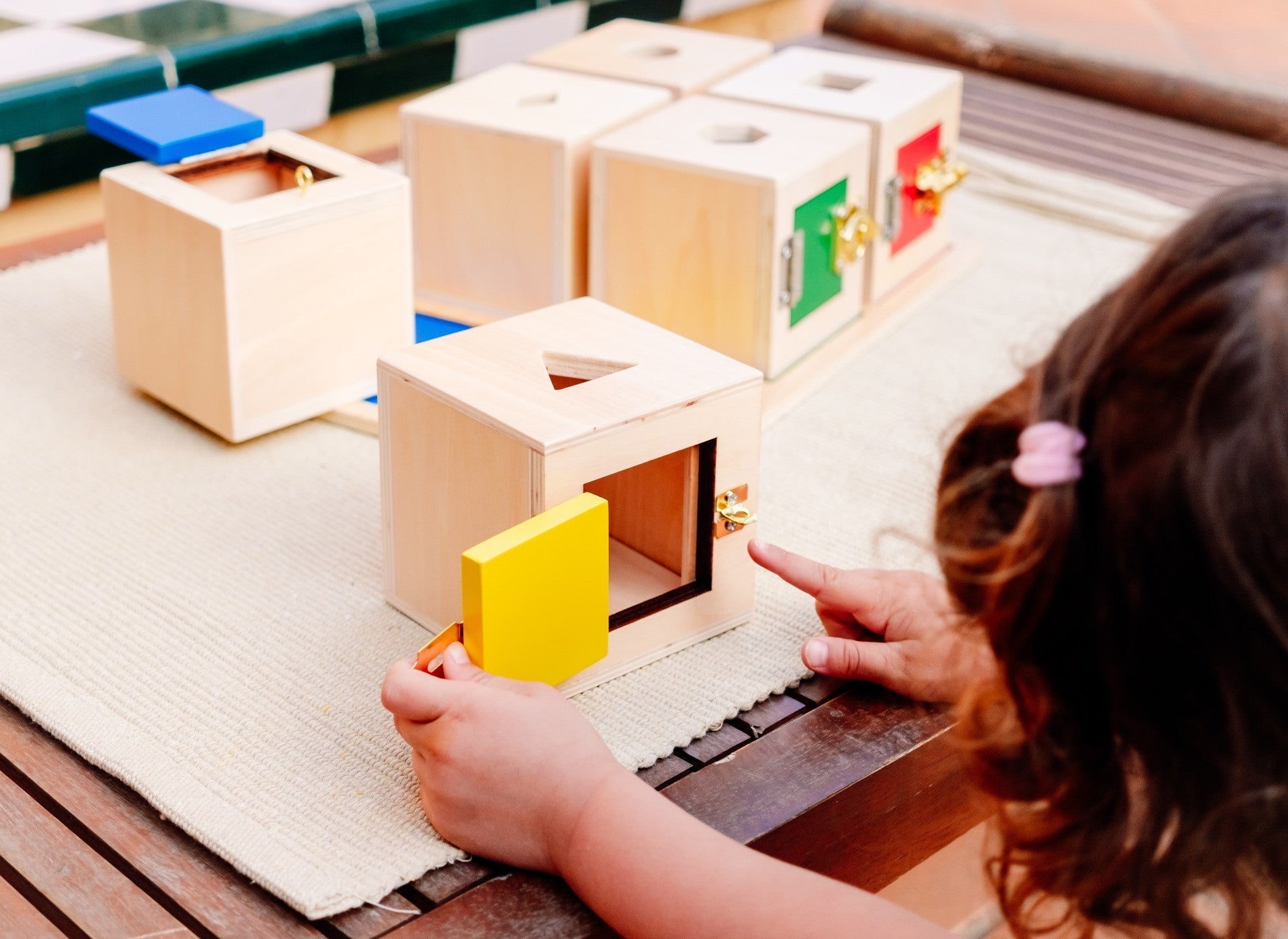 Caja de permanencia Montessori: el material sensorial que potencia la curiosidad del bebé