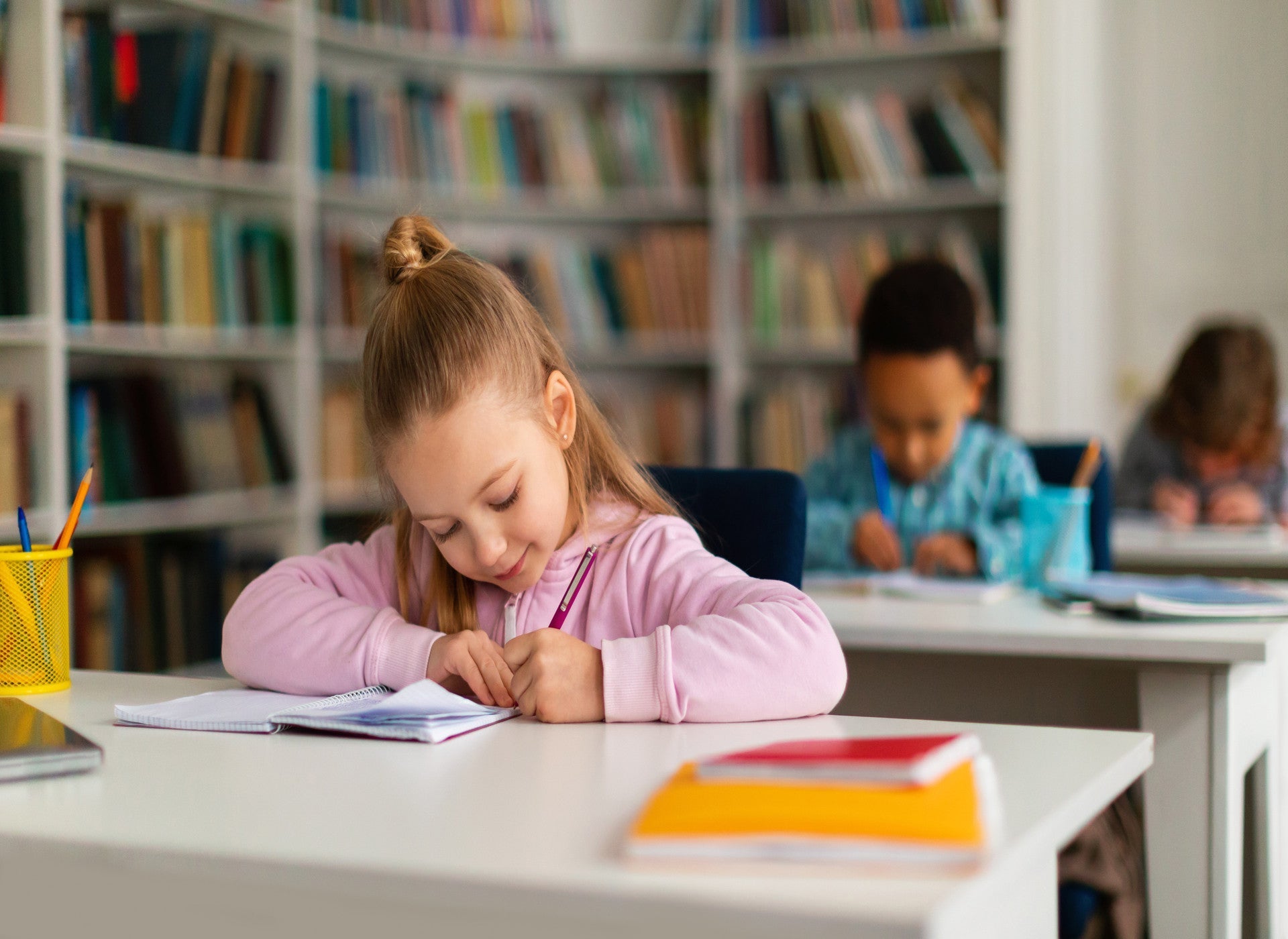 Caligrafía Montessori: fomentando la escritura a través de la exploración sensorial
