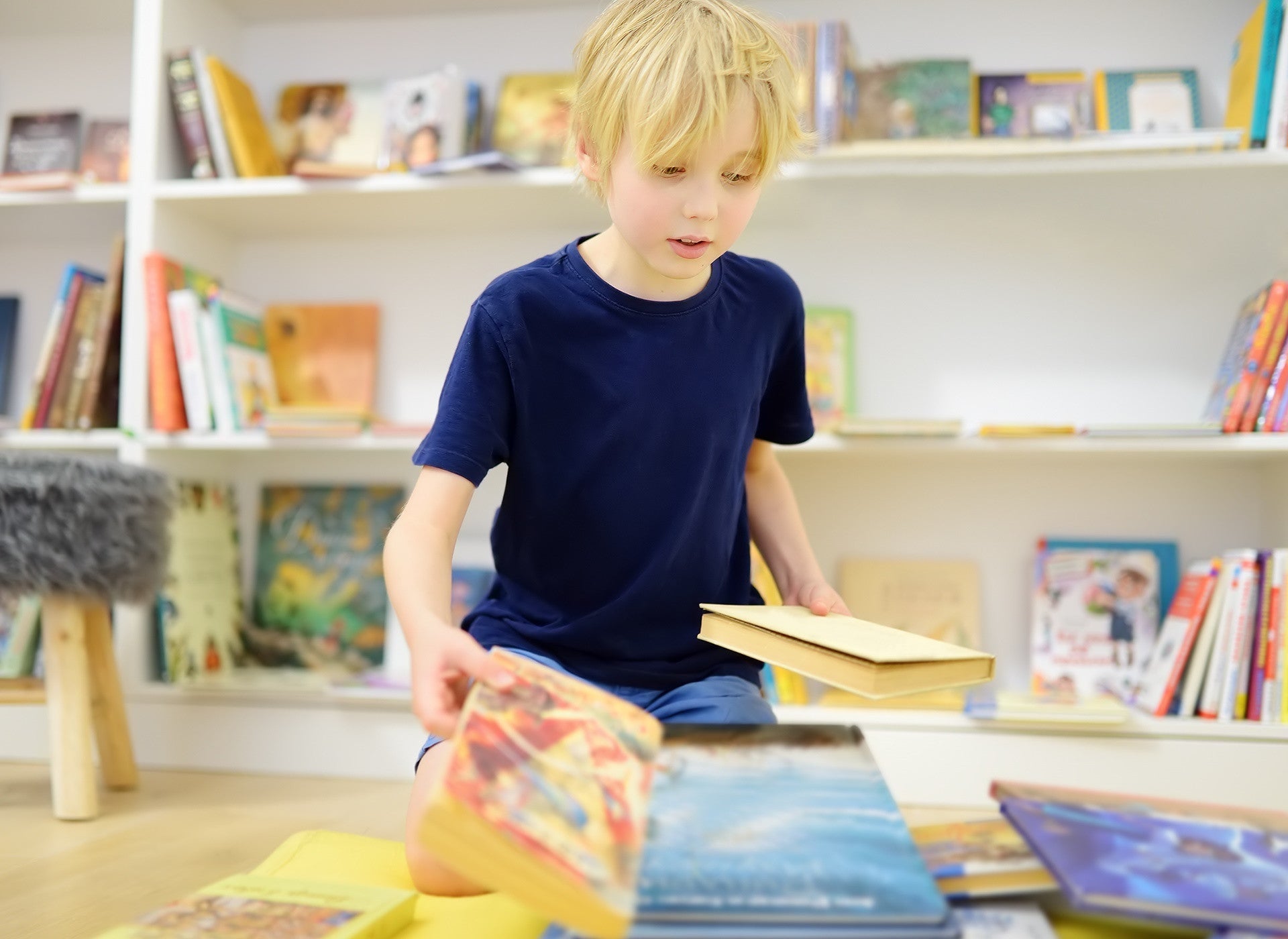 Claves para fomentar la lectura en los niños con un estante de libros al estilo Montessori