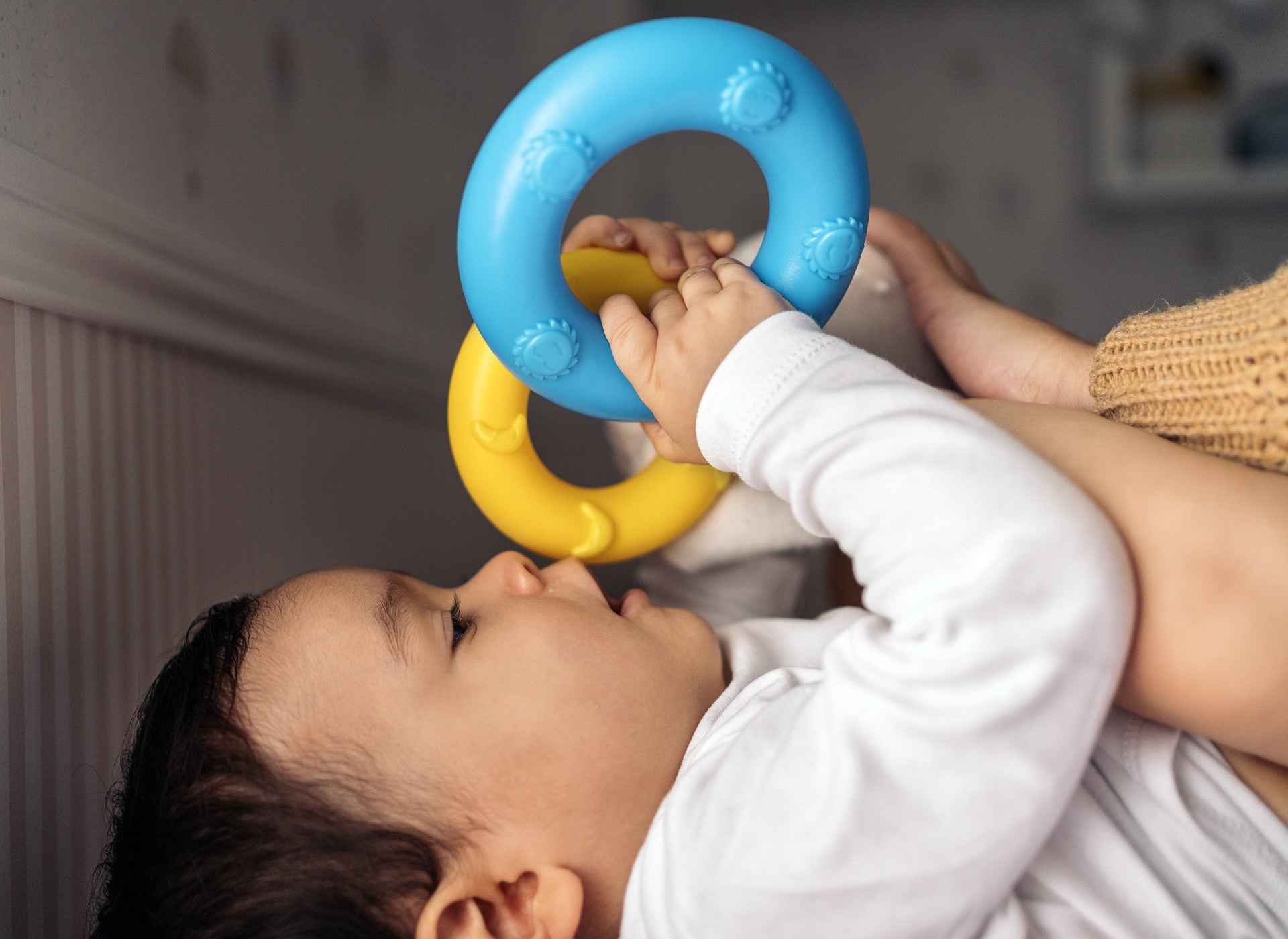 Juguetes Montessori para bebés: el agarre y su importancia en el desarrollo sensorial y motor