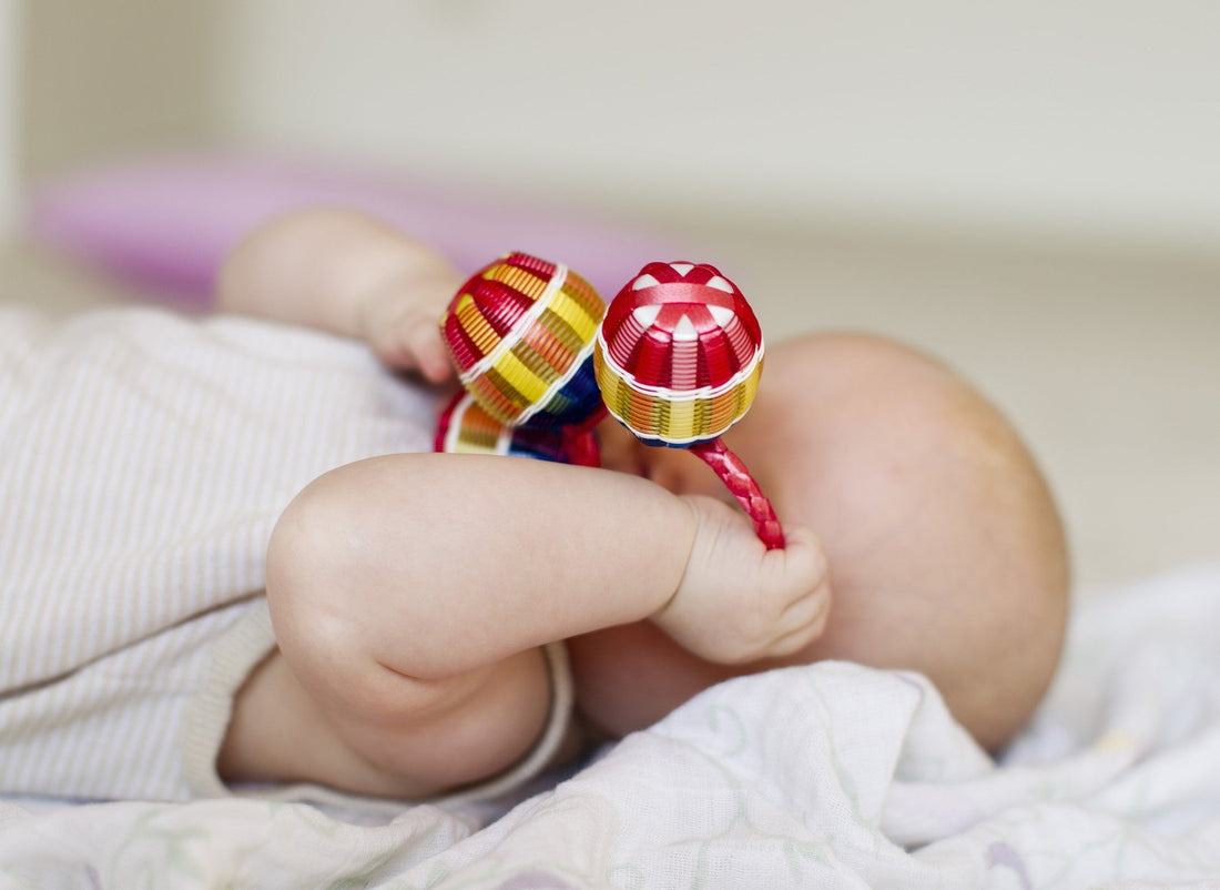 Juguetes Montessori para un bebé de cuatro meses: opciones sensoriales ideales