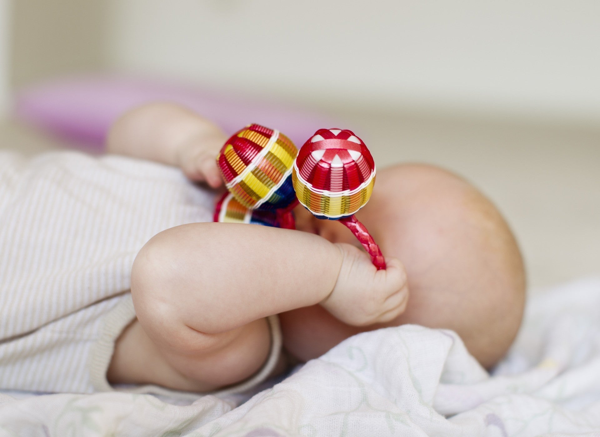 Juguetes Montessori para un bebé de cuatro meses: opciones sensoriales ideales