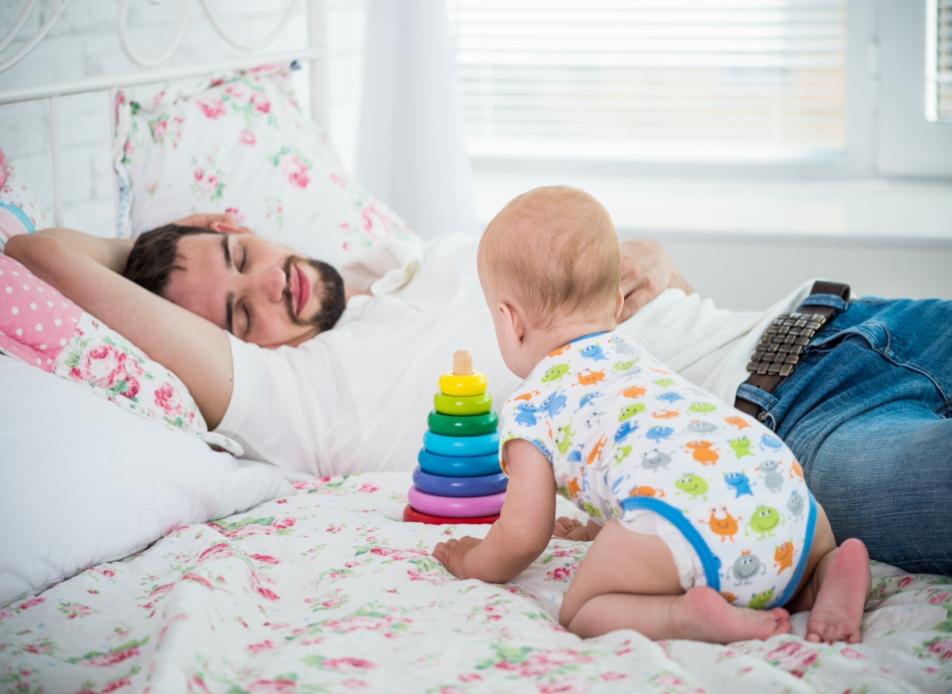 Juguetes Montessori para bebés de 0 a 6 meses: estímulos esenciales para el desarrollo