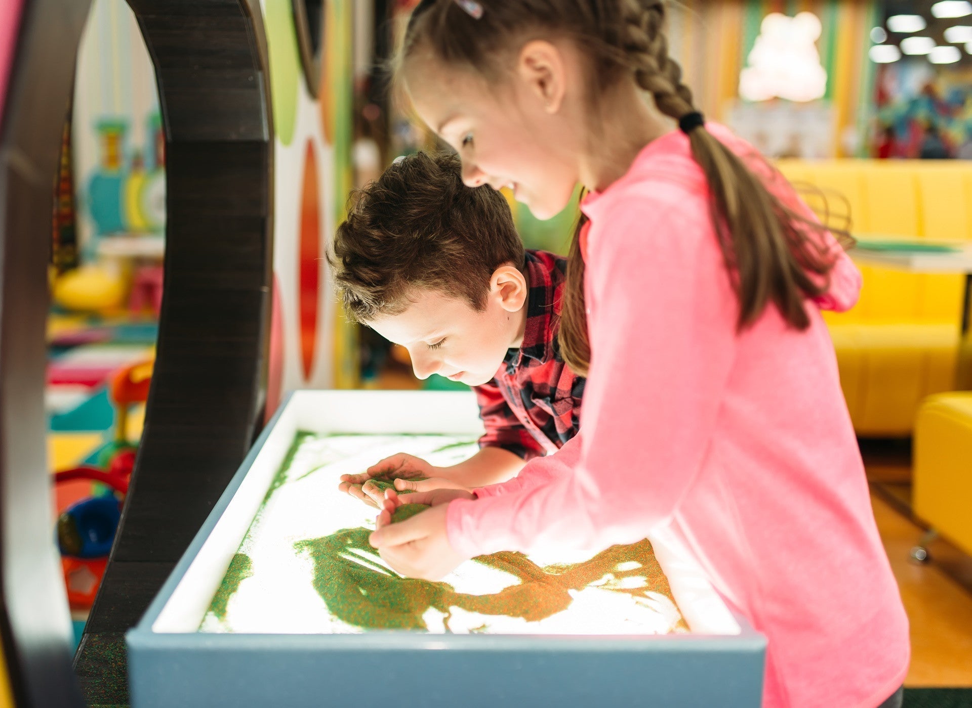 Mesa de luz Montessori: para qué sirve y cómo potencia la creatividad sensorial