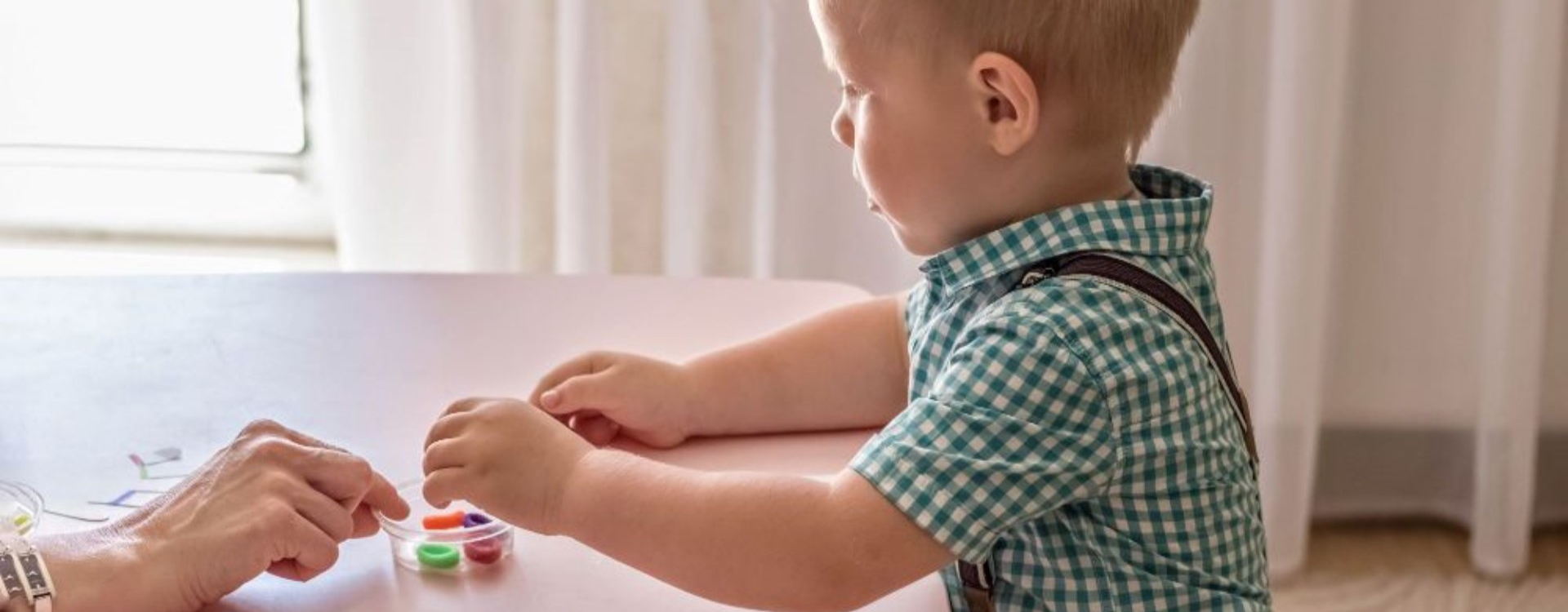 Actividades de motricidad fina con materiales Montessori