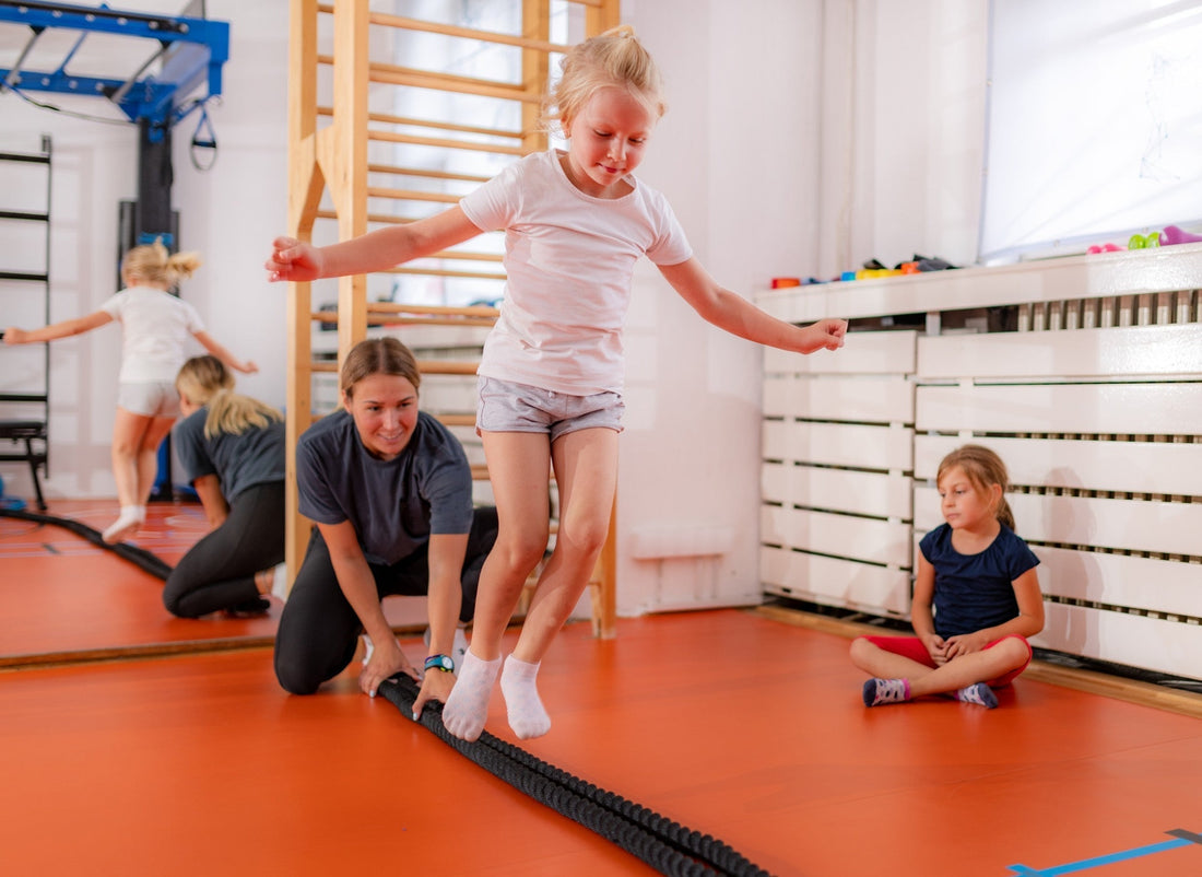 Motricidad gruesa Montessori: materiales clave para el desarrollo del equilibrio corporal
