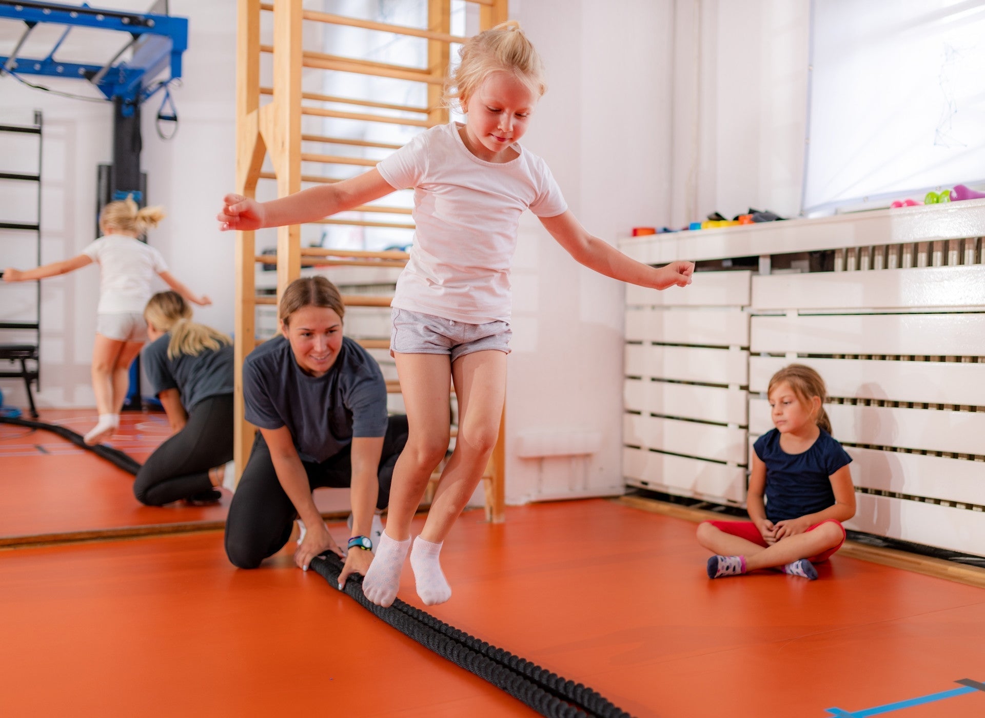 Motricidad gruesa Montessori: materiales clave para el desarrollo del equilibrio corporal