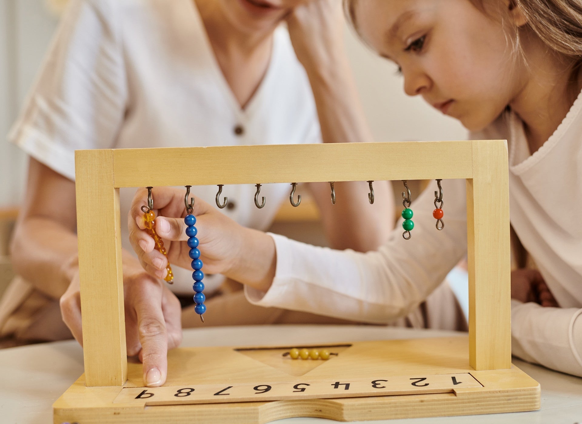 Por qué las perlas de colores Montessori son clave para aprender matemáticas
