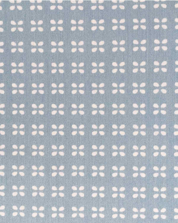 Tipi pétalos fondo azul