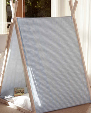 Tipi pétalos fondo azul