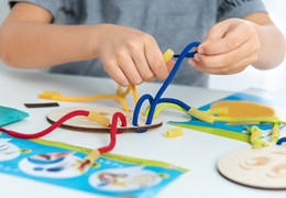 Cómo enseñar a un niño a atarse los cordones del zapato siguiendo el método Montessori Cómo enseñar a un niño a atarse los cordones del zapato siguiendo el método Montessori