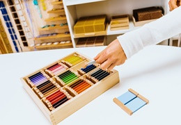 Caja de colores Montessori: beneficios pedagógicos y educativos