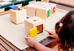 Caja de permanencia Montessori: el material sensorial que potencia la curiosidad del bebé