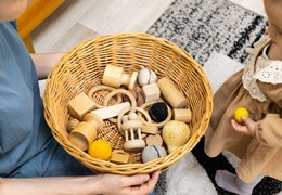 Cesto de los tesoros: una alternativa sin pantallas para estimular a los bebés