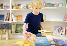 Claves para fomentar la lectura en los niños con un estante de libros al estilo Montessori
