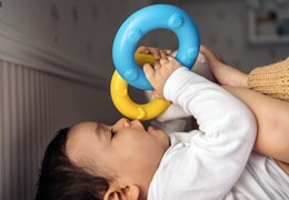 Juguetes Montessori para bebés: el agarre y su importancia en el desarrollo sensorial y motor Juguetes Montessori para bebés: el agarre y su importancia en el desarrollo sensorial y motor