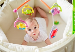 Cómo colgar móviles visuales Montessori sin errores: guía para estimular la vista del bebé Cómo colgar móviles visuales Montessori sin errores: guía para estimular la vista del bebé