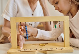 Por qué las perlas de colores Montessori son clave para aprender matemáticas